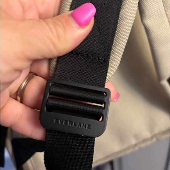 Stylish Sage Green Everlane Transit Backpack 🎒 - Picture 7 of 12